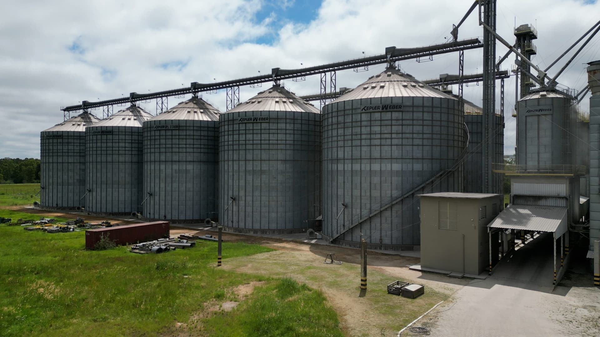 Silos de armazenagem de grãos vistos de cima.